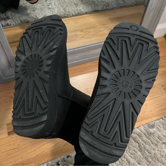 BLACK LEATHER UGGS - Picture 4 of 9